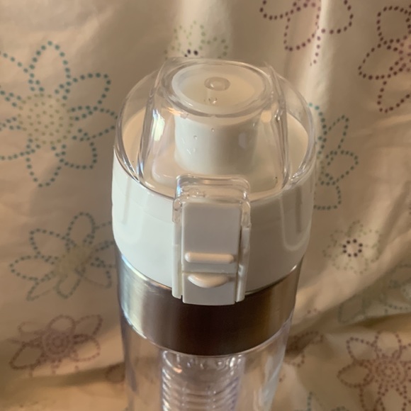 iChi infuse water bottle with strap. Infused your drink 🥤🍒🍉🍎🍍 - Picture 6 of 9